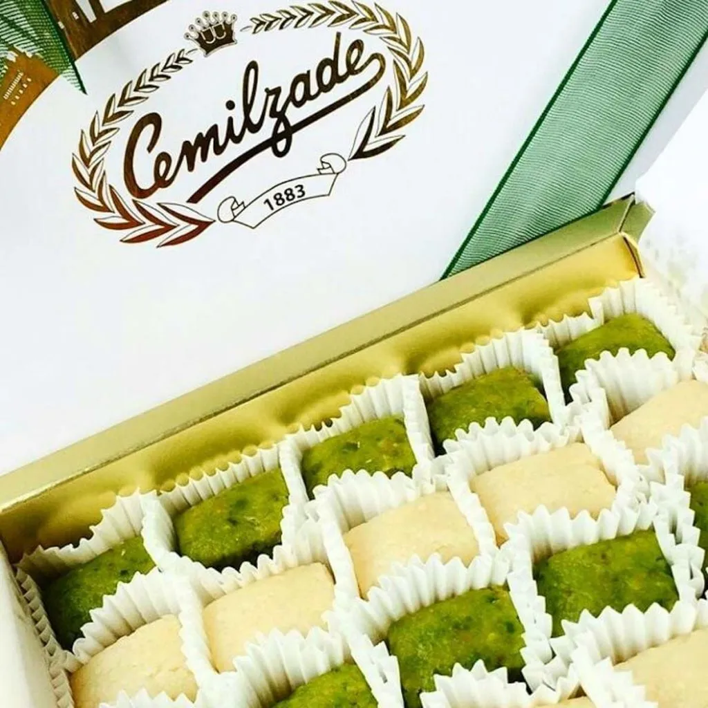 Open Cemilzade 1883 gift box of pistachio and almond ezme in paper cups