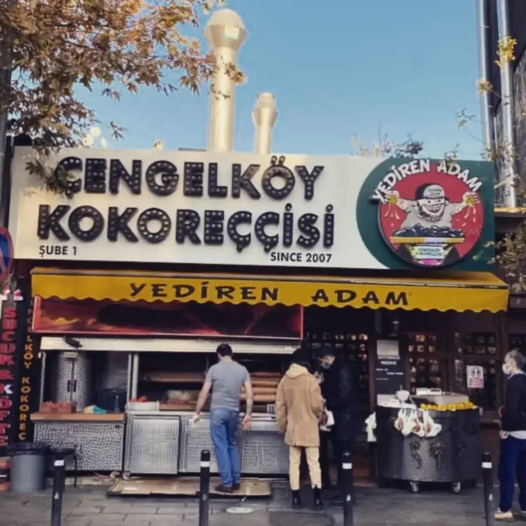 Çengelköy Kokoreççisi cooks one of the best kokoreç in Istanbul